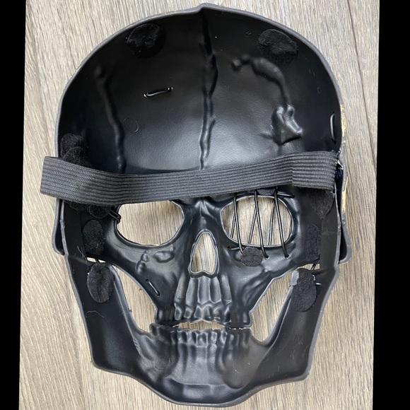 Skeleton mask with barbed wire and "stitched" eye socket - NWT! - Picture 8 of 17